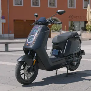 NIU NQiX 150 elektrische scooter op straat